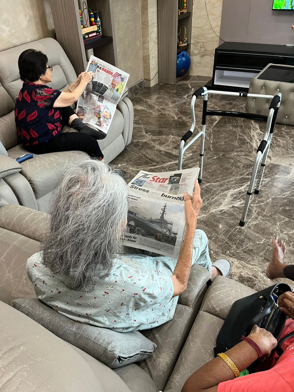 护理人员协助长者接受额外治疗及康复护理。