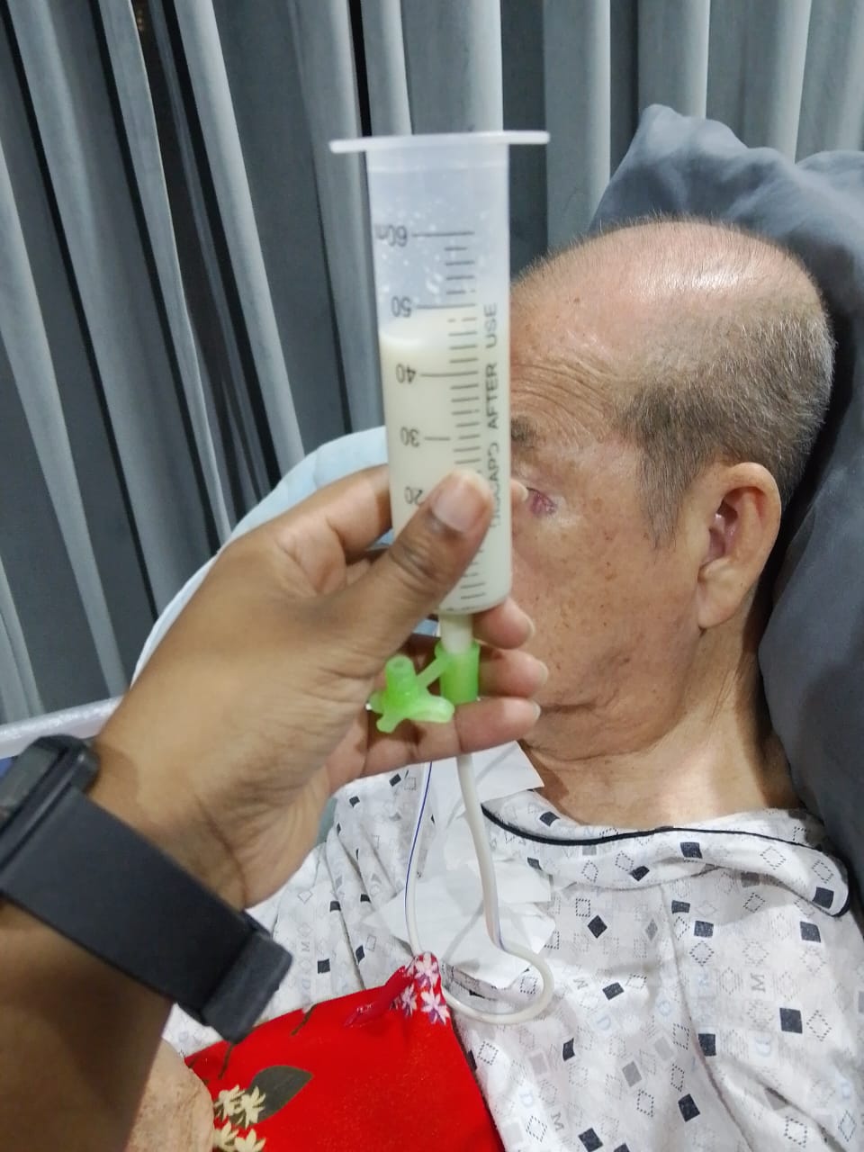 护理人员在 KindNest 护理中心监测住户的静脉输液（IV）治疗，提供专业护理与医疗照护。